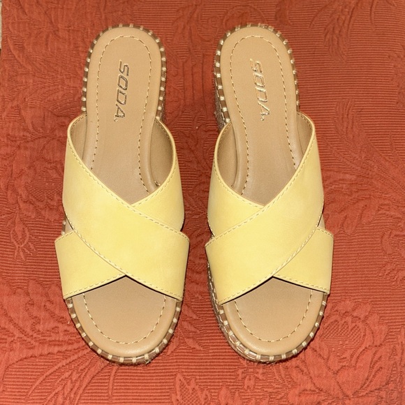 SODA: Platform Sandals, Size: 7.5 - Picture 2 of 10